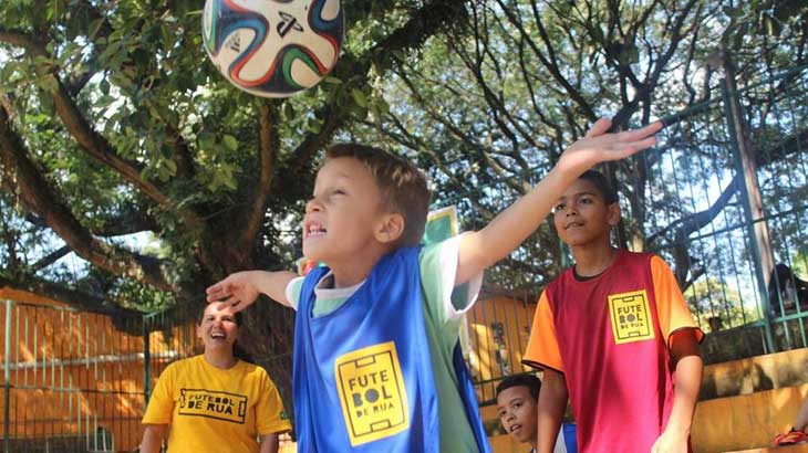 Alunos do Futebol de Rua enquanto treinam