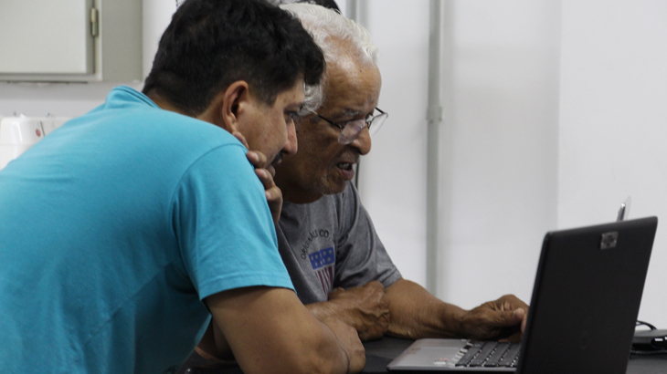 Aos 90 anos, José Francisco aproveita para tirar todas as dúvidas sobre uso do notebook