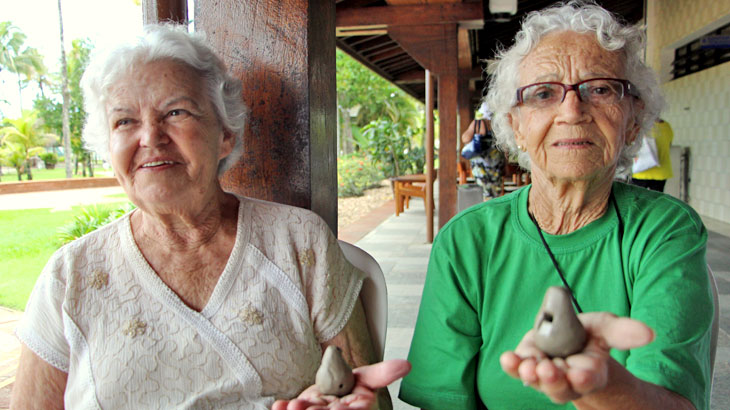 Irene (de verde) mostra sua ocarina feita na oficina O Som do Barro<br>Foto: Julia Parpulov