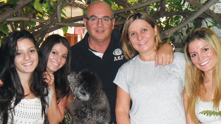 Viviane Akl, com o marido Sami e três das quatro filhas /  Foto: Silvia Kochen