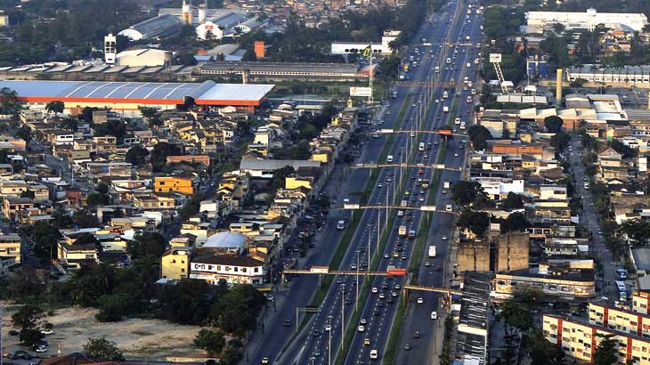 Sem a Avenida Brasil, a capital fluminense para / Foto: Ricardo Azoury/Pulsar Imagens