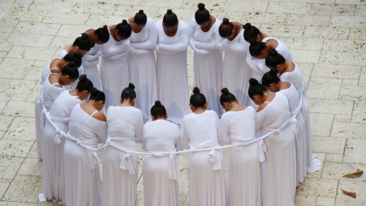 Cena da performance 'Desatar Tiempos', de Beth Moysés <br> Foto: Luis Eduardo Herran