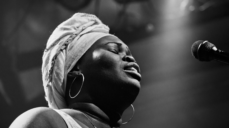 Daymé Arocena conquistou o público da choperia com sua voz forte<br>Foto: Carlos Rocha