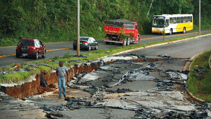 Via mal conservada, espelho da situação em boa parte do país / Foto: Leo Fontes/O Tempo/Folhapress