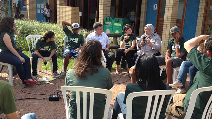 Jovens e pesquisadores durante em 2014 na VI Conferência “O Melhor de Ambos os Mundos”