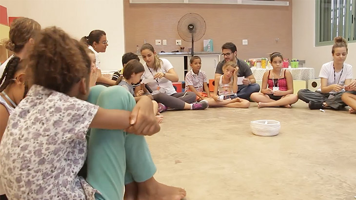 As crianças do CRAS participaram de oficinas culturais orientadas por monitores. 