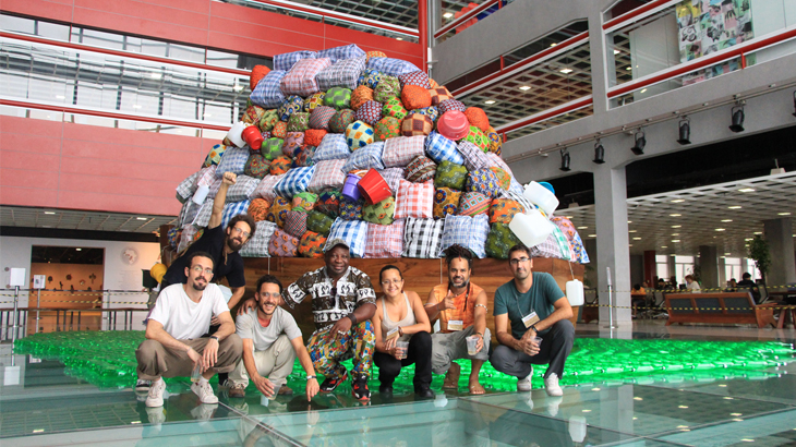 Toguo e equipe de montagem na finalização da obra (Foto: Renata Dantas)