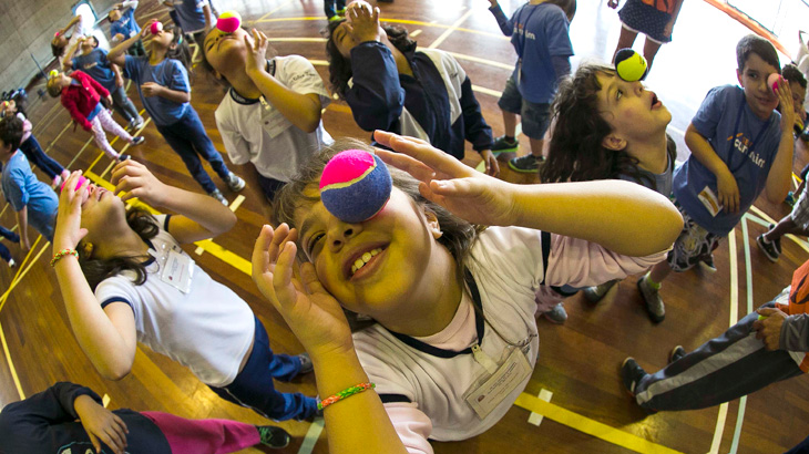 Crianças na oficina de tênis, com a atleta Patrícia Medrado.<br>Foto: Daniel Vorley