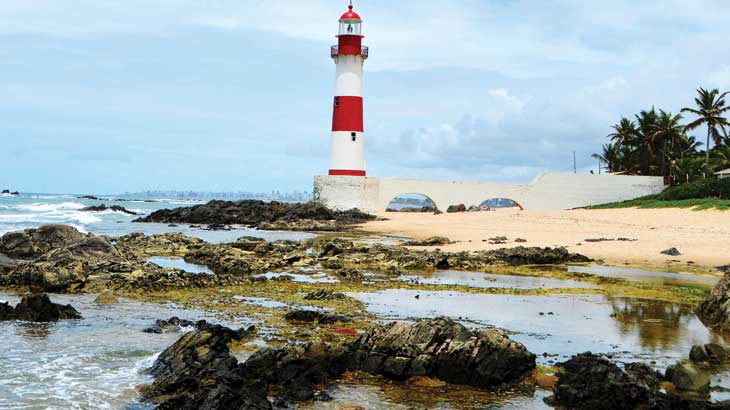 Praia de Itapuã: inspiração para Caymmi / Foto: Paula Fróes/BAPress/Folhapress