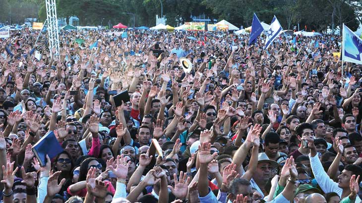 Ascensão religiosa: milhares de templos e milhões de seguidores / Foto: Zeca Ribeiro