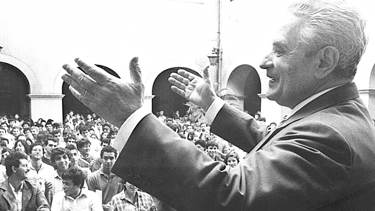 Agosto de 1986, na USP: agradecendo homenagem dos  alunos / Foto: Roberto Faustino/Folhapress