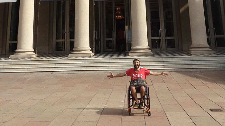 Jeff curtindo a viagem a Montevideu, em frente ao Teatro Solis.