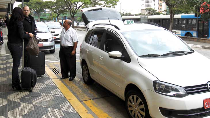 Carros novos e conservados: diferencial da cidade / Foto: Rivaldo Gomes/Folhapress