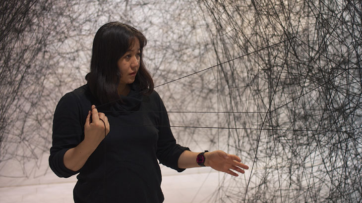 Chiharu Shiota em registro de Sunhi Mang<br>Copyright e cortesia: Chiharu Shiota + VG Bild-Kunst