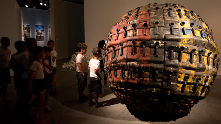 Obra: Exit ball, 2009, de Romuald Hazoumé (foto: Adauto Perin - CPA/SESC)