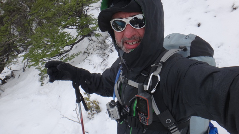 Guilherme Cavallari fazendo trekking durante a expedição