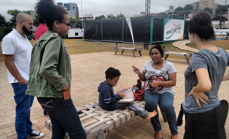 Participantes da oficina entrevistam frequentadora do Sesc Campo Limpo