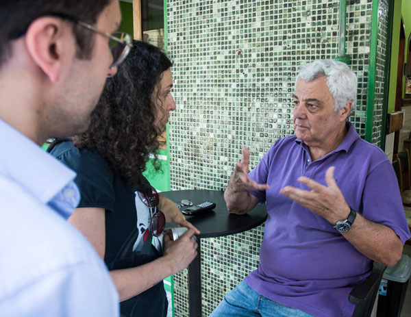 Passando por trabalhadores braçais e comerciantes, ouvimos histórias recheadas de simpatia.