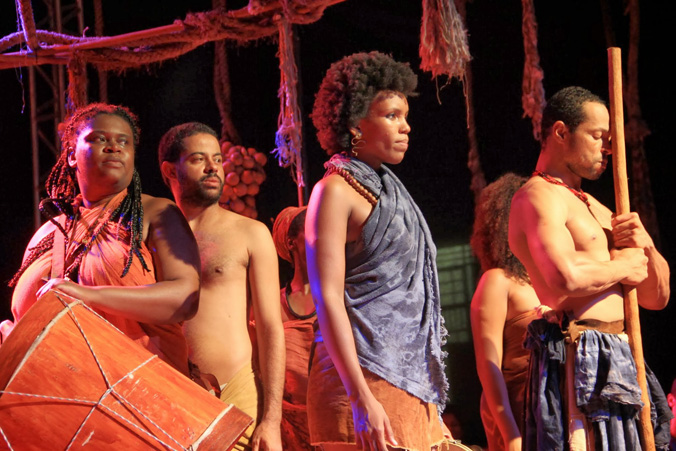 A resistência de Quilombo dos Palmares é encenada por elenco de atores negros.